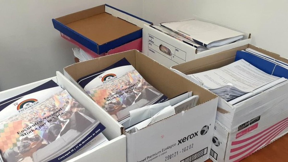Una parte de los paquetes con actas con supuestas inconsistencias que entregó hoy, 20 de febrero de 2021, el movimiento Pachakutik al Consejo Nacional Electoral