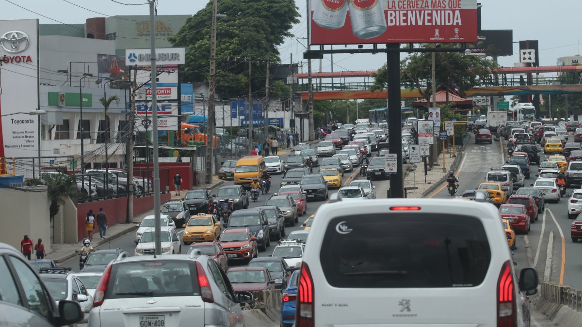 Congestionamientos. A diario, los guayaquileños deben lidiar con escenas como las que se ven en la imagen. Calles con alto flujo vehicular y carriles destinados solo al vehículo.

Agencia (ag-extra)