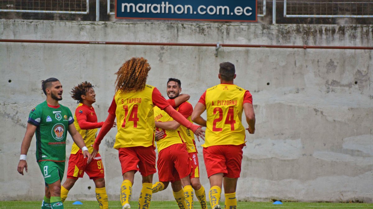 Los jugadores de Aucas festejan uno de los tantos que sirvieron para derrotar al Mushuc Runa