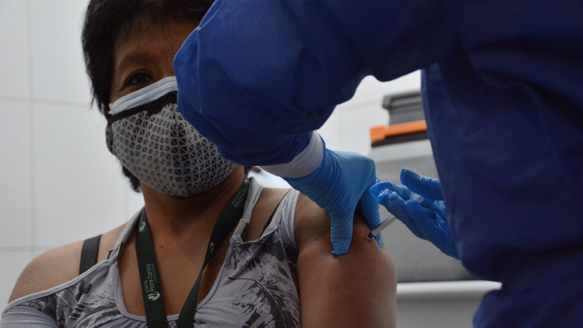 Personal del hospital Padre Carolo de Quito recibieron las dosis de la vacuna de Pfizer al día siguiente de la llegada de la segunda remesa.