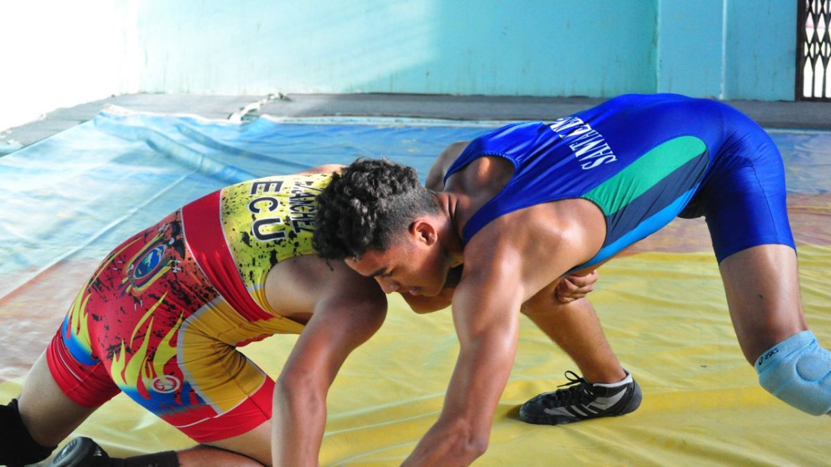 Destreza. Elí Gómez (d), durante una de las competencias en que muestra sus condiciones para la lucha.