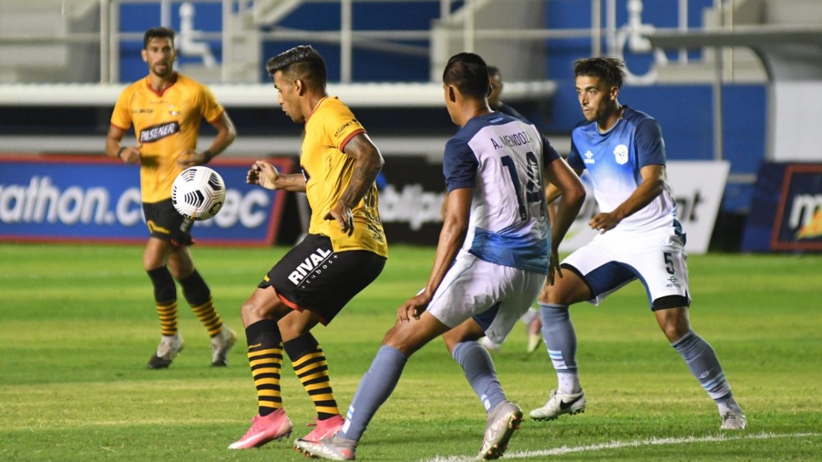 El primer 11 de Barcelona del 2021 debutando en el estadio Jocay de Manta.