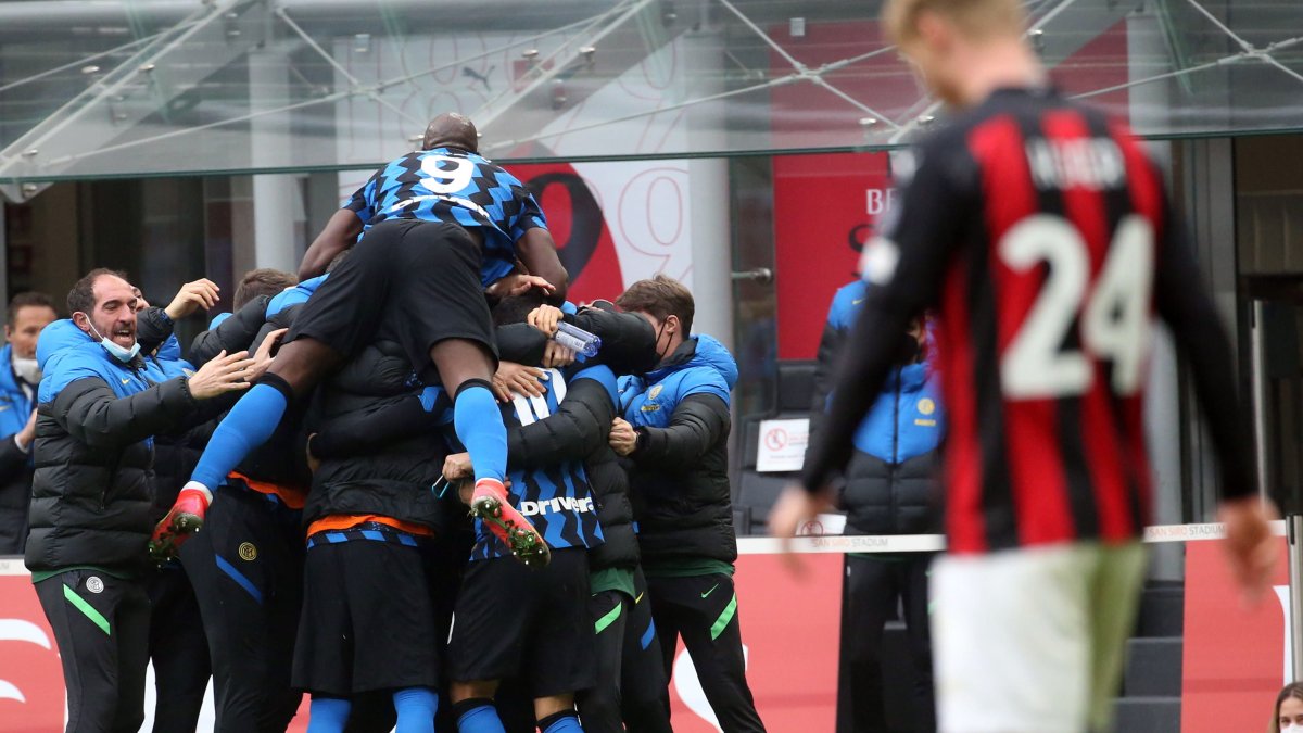 Los jugadores del Inter celebran el segundo tanto de Lautaro Martínez ante el AC Milan