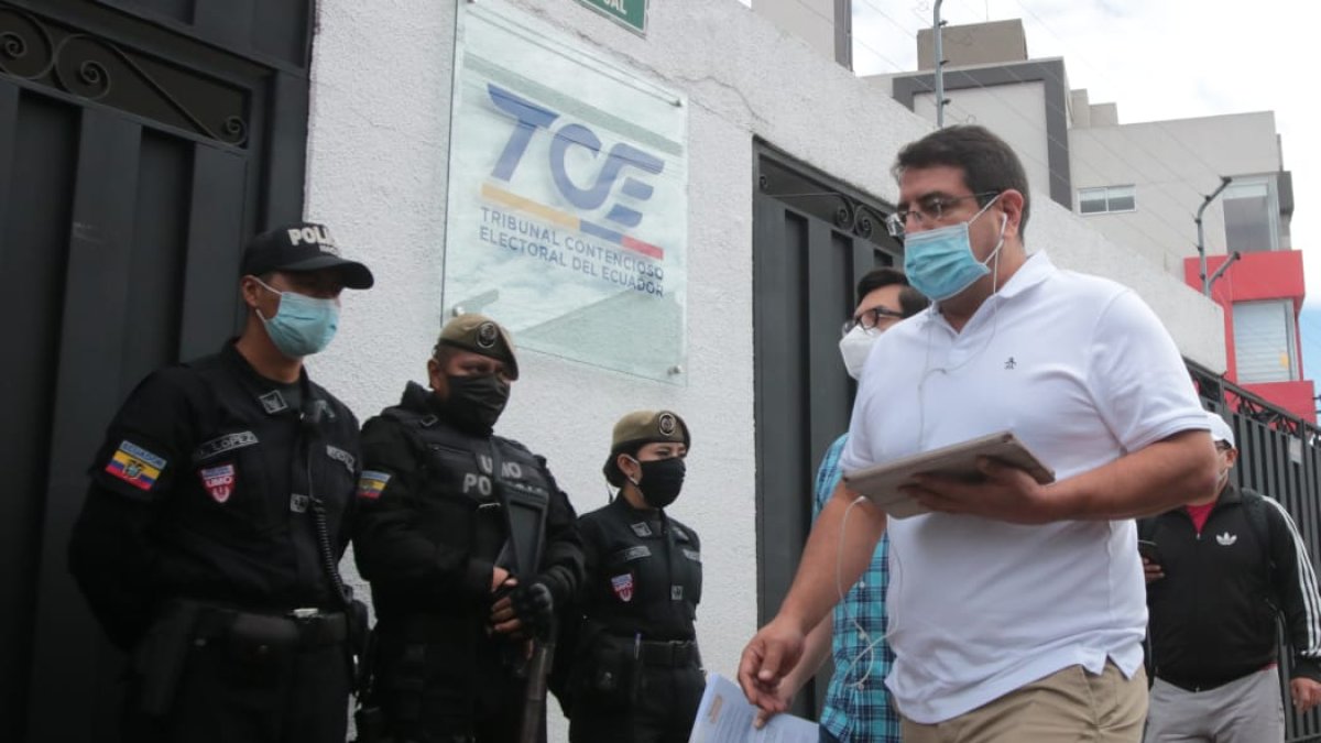 Santiago Díaz y Carlos Alvear, de la alianza UNES, presentaron la queja ante el Tribunal Contencioso Electoral.