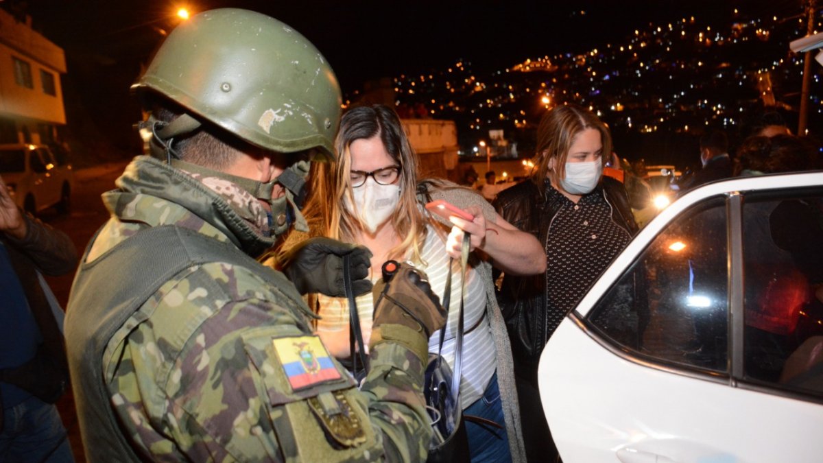 En la capital también hay controles militares en la noche.
