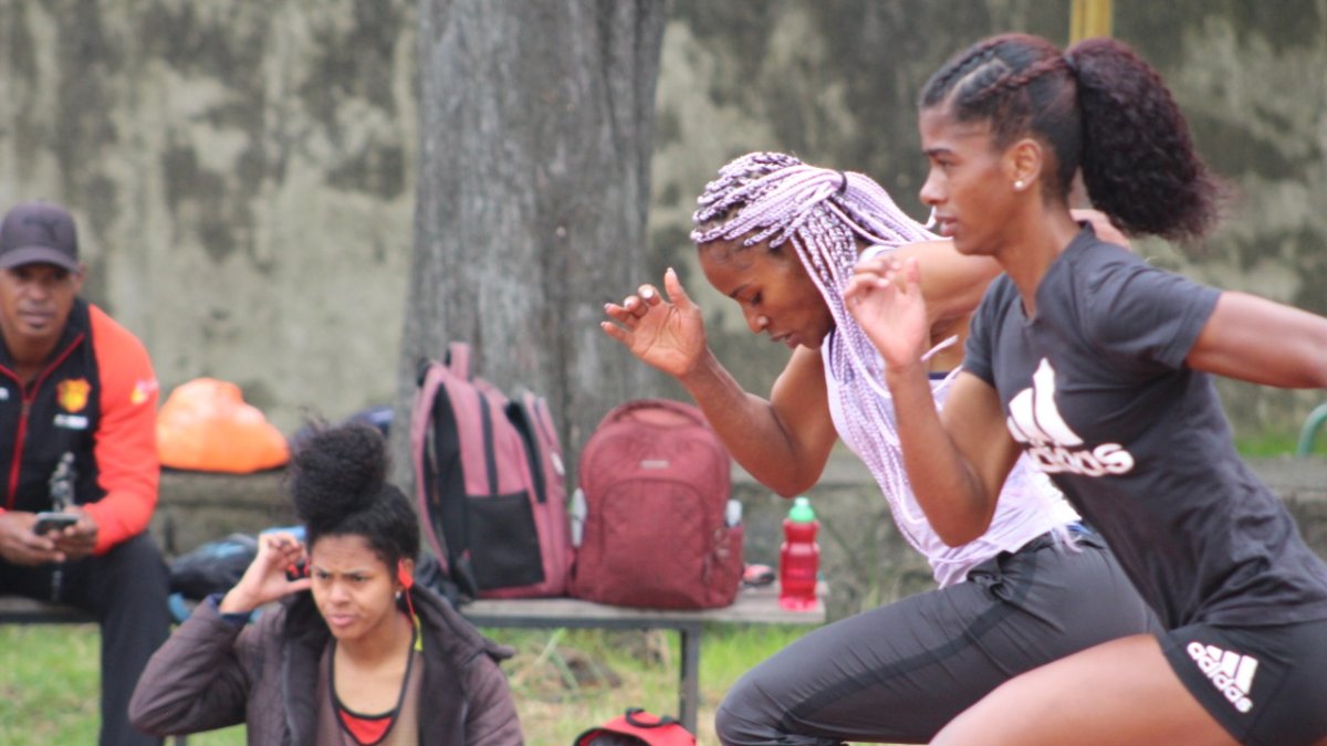 Ángela Tenorio (c) y Anahí Suárez (d) cumplen exigentes jornadas de entrenamientos en la pista de los Chasquis para buscar el cupo a la cita olímpica.