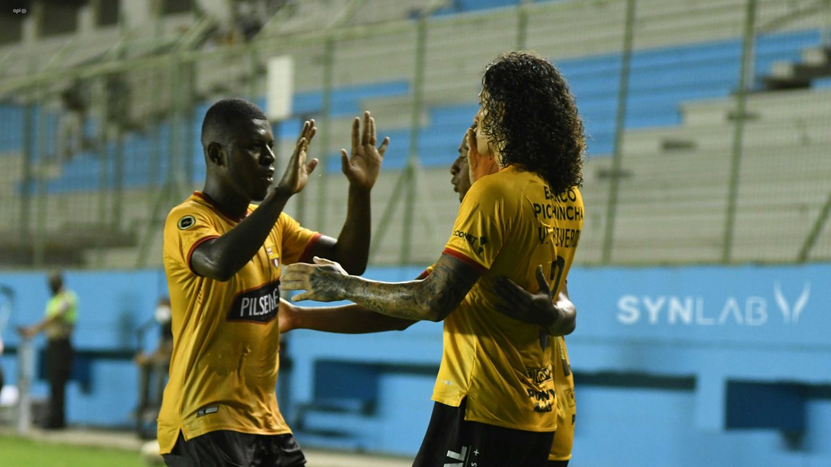 Revulsivo. Gabriel Cortez (i) celebra con Williams Riveros el gol del guaraní tras su habilitación. El Loco había puesto la primera del Ídolo.