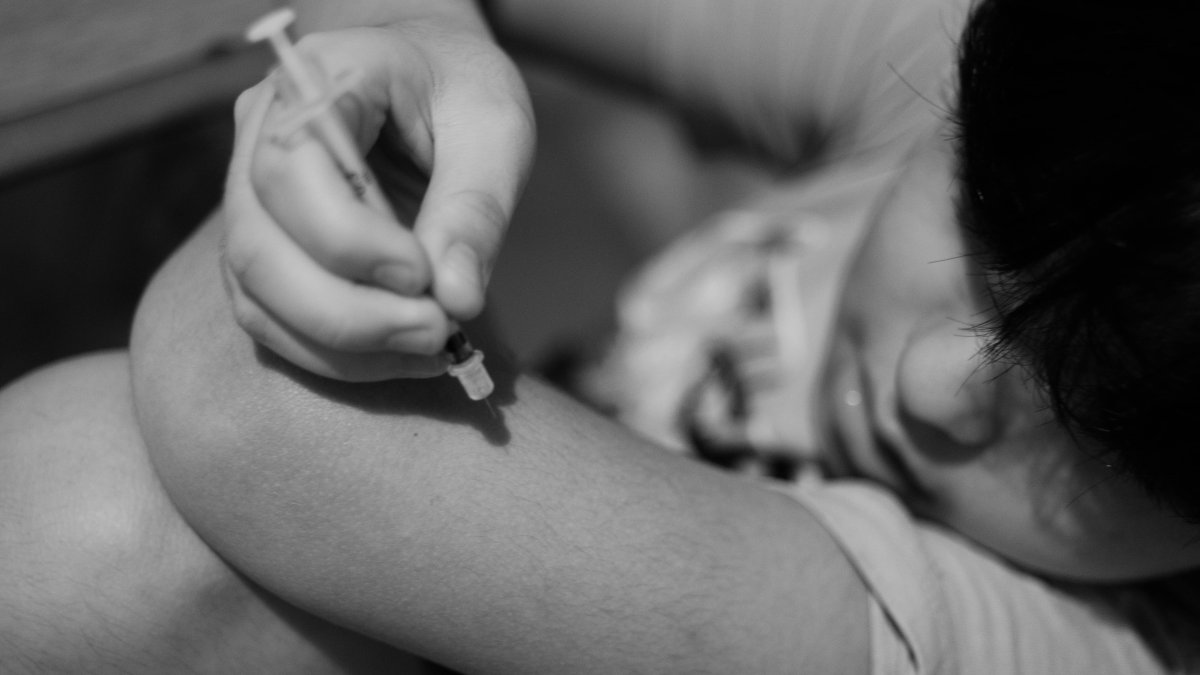 Sergio aprendió a colocarse la insulina él solo.