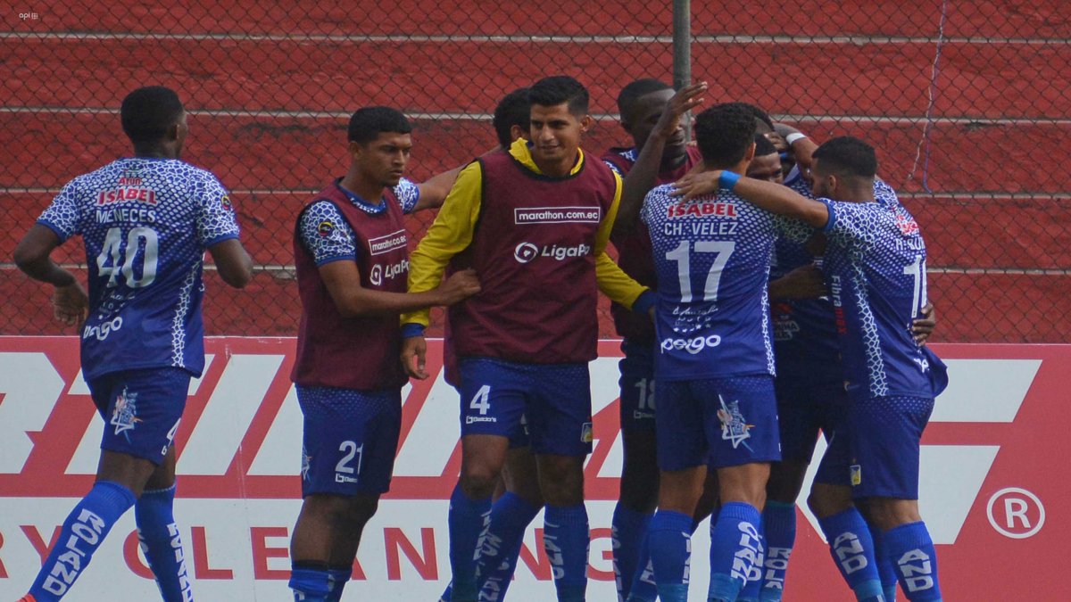 Los jugadores del Delfín celebran el único gol del compromiso en Ambato.