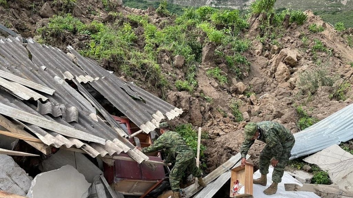 Una imagen del daño que produjo el deslizamiento de tierra en Chunchi.