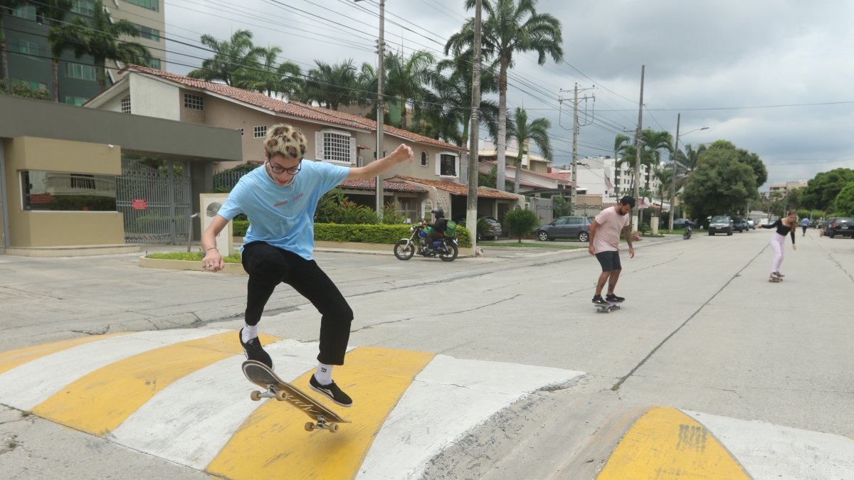 Realidad. Un skate en La Puntilla realiza piruetas en la calle ante la falta de un skatepark.