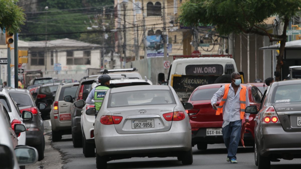 Los cuidadores de carros se han adueñado de las calles para convertirlas en parqueaderos públicos..

FECHA : 09/02/2021 

Agencia (ag-extra)
