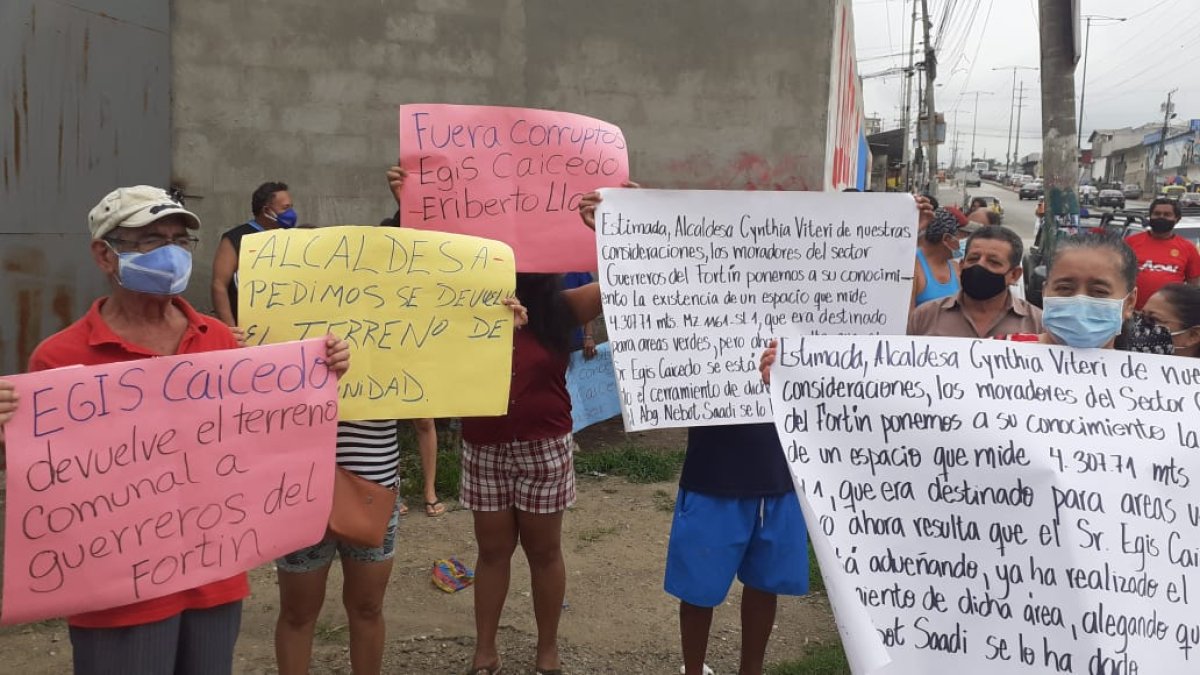 Con carteles se señala a un edil. Egis Caicedo asegura que es legal.