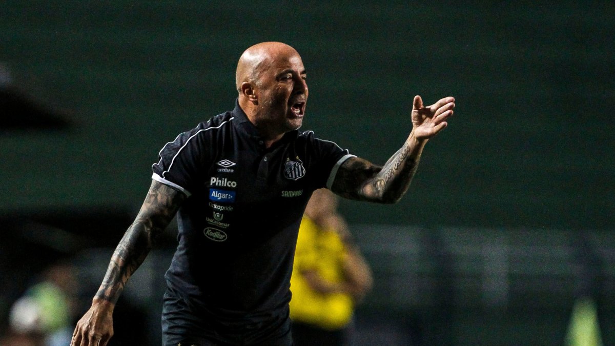 Jorge Sampaoli se va de Brasil en medio de una polémica con un árbitro, al que tildó de ladrón.