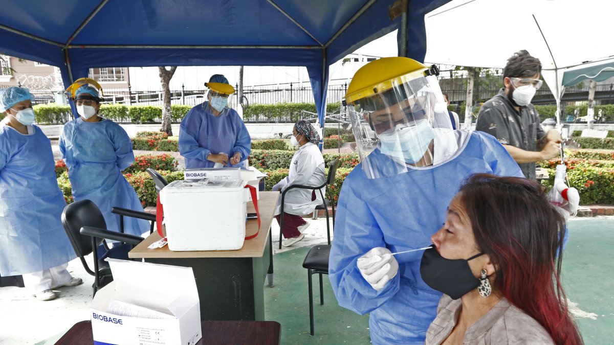 En el hospital Luis Vernaza una persona se toma el examen de coronavirus.