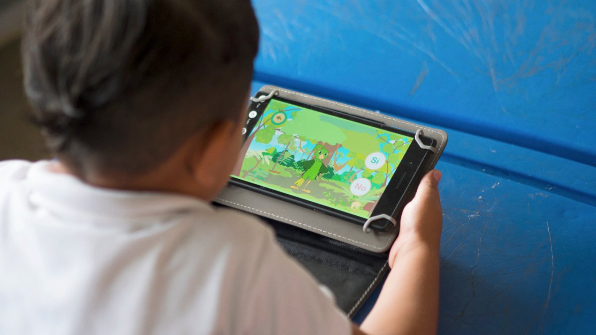 Las tabletas serán entregadas a los niños de sectores de escasos recuresos.