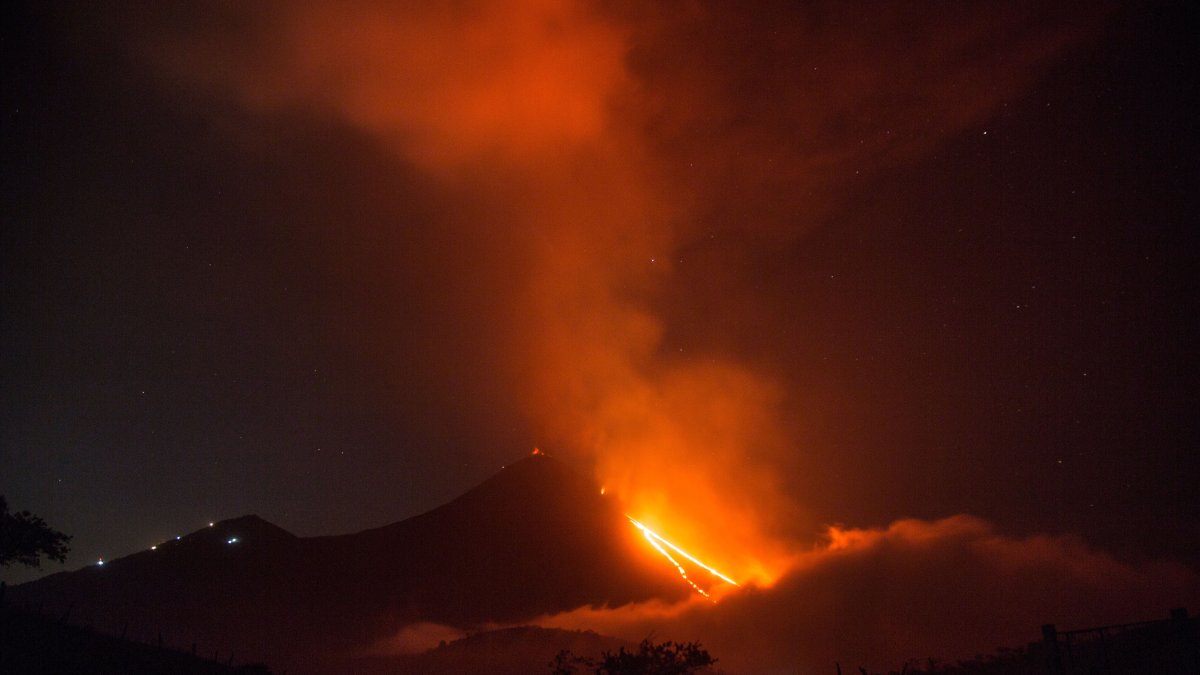 Fotografía de ríos de lava del Volcán de Pacaya visto desde la aldea el Rodeo en Escuintla (Guatemala).