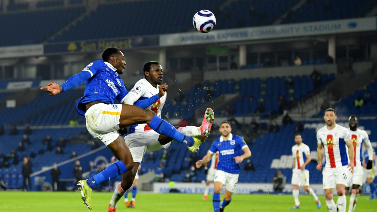 Danny Welbeck (izquierda) de Brighton disputa el balón con Tyrick Mitchell de Crystal Palace
