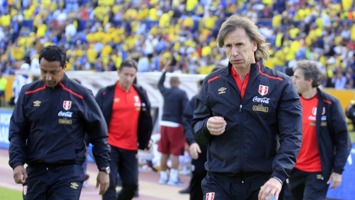 Ricardo Gareca (d) no está de acuerdo con que se repita la Copa América en Brasil, donde llegó hasta la final con Perú en 2019.