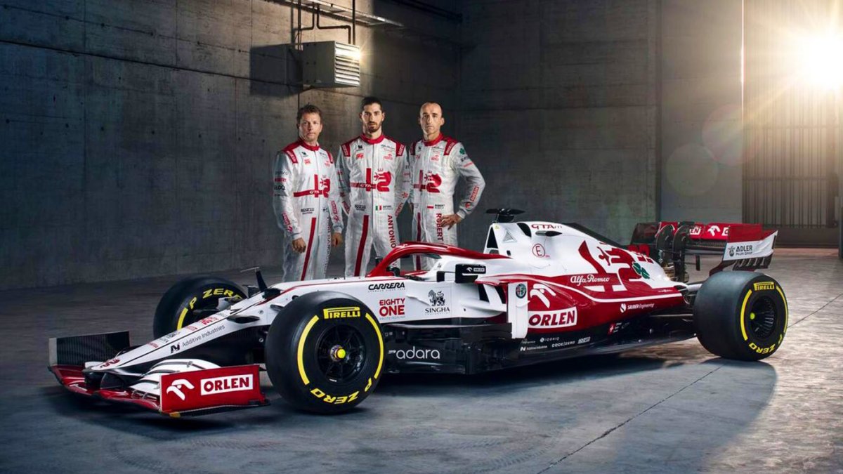 Los pilotos de la escudería posaron ya en la foto oficial con el monoplaza que es la evolución del C39 de 2020.