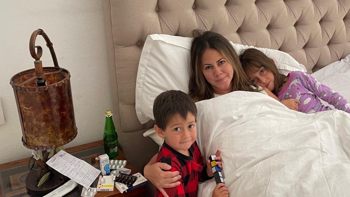 Denisse en cama junto a sus hijos, Bruno y Amelia.