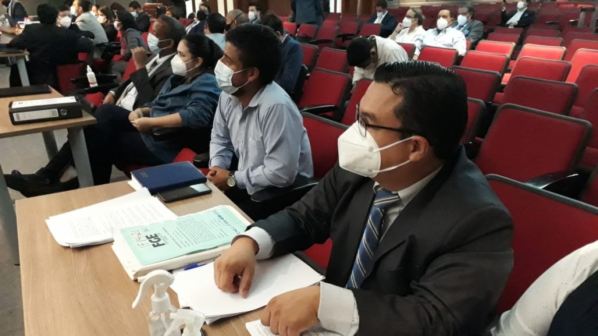 Diligencia. El fiscal Eduardo Díaz, de la Unidad de Fedoti, acudió a la audiencia de delincuencia organizada contra 16 personas.