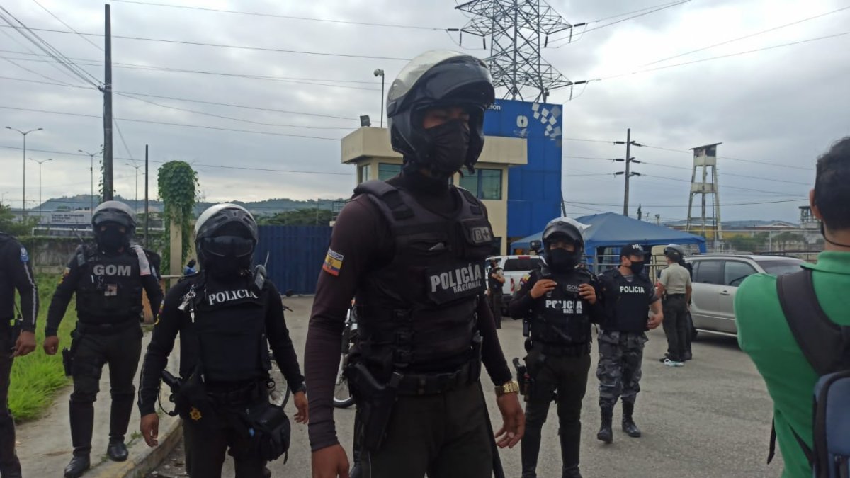 La Policía, aún no anuncia la muerte de algún privado de libertad. Sin embargo, varias ambulancias han salido del centro carcelario.