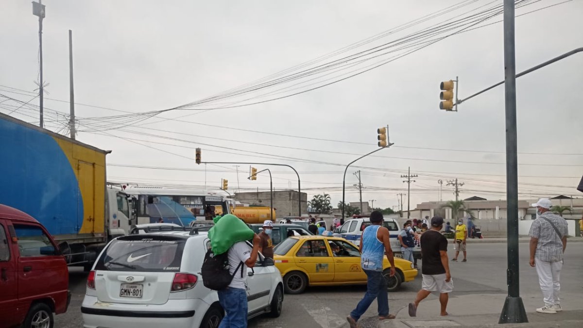 La vía Daule en el norte de Guayaquil permanece cerrada ante motinamientos.