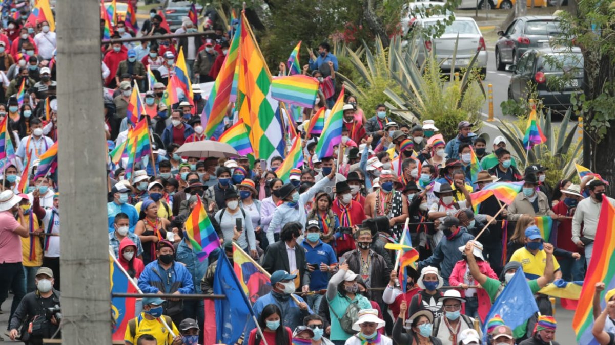 Cientos de protestantes en apoyo a Yaku Pérez, por las calles de Quito.