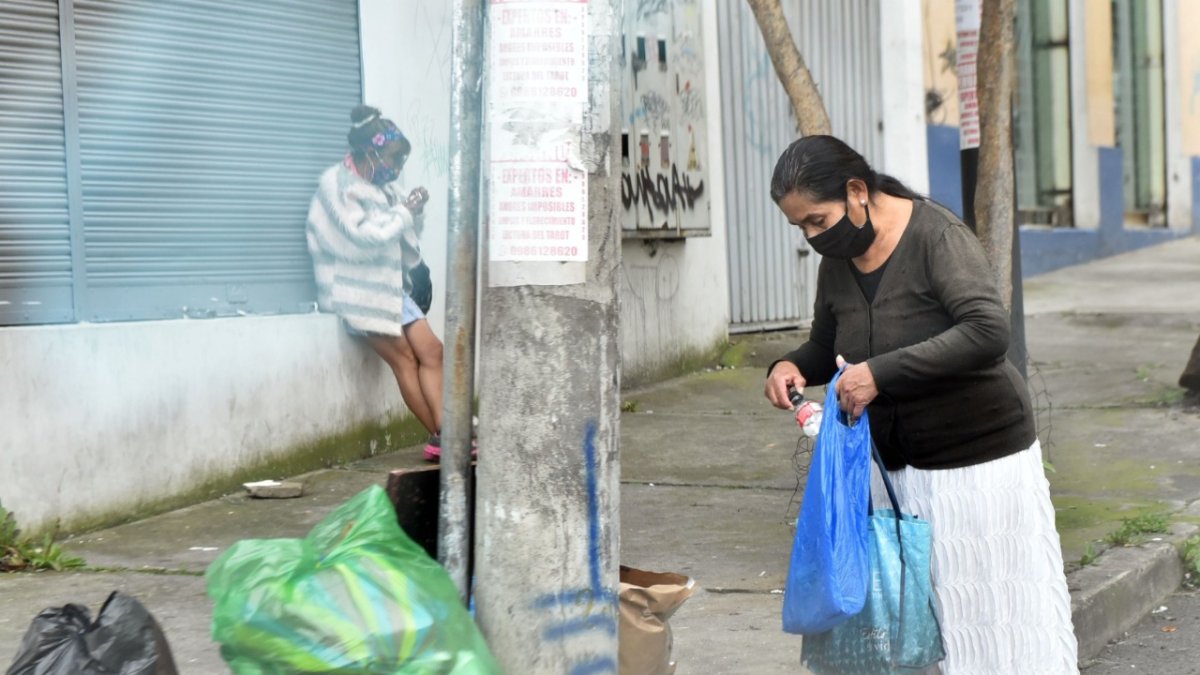 La ciudadanía no respeta el horario de recolección de basura.