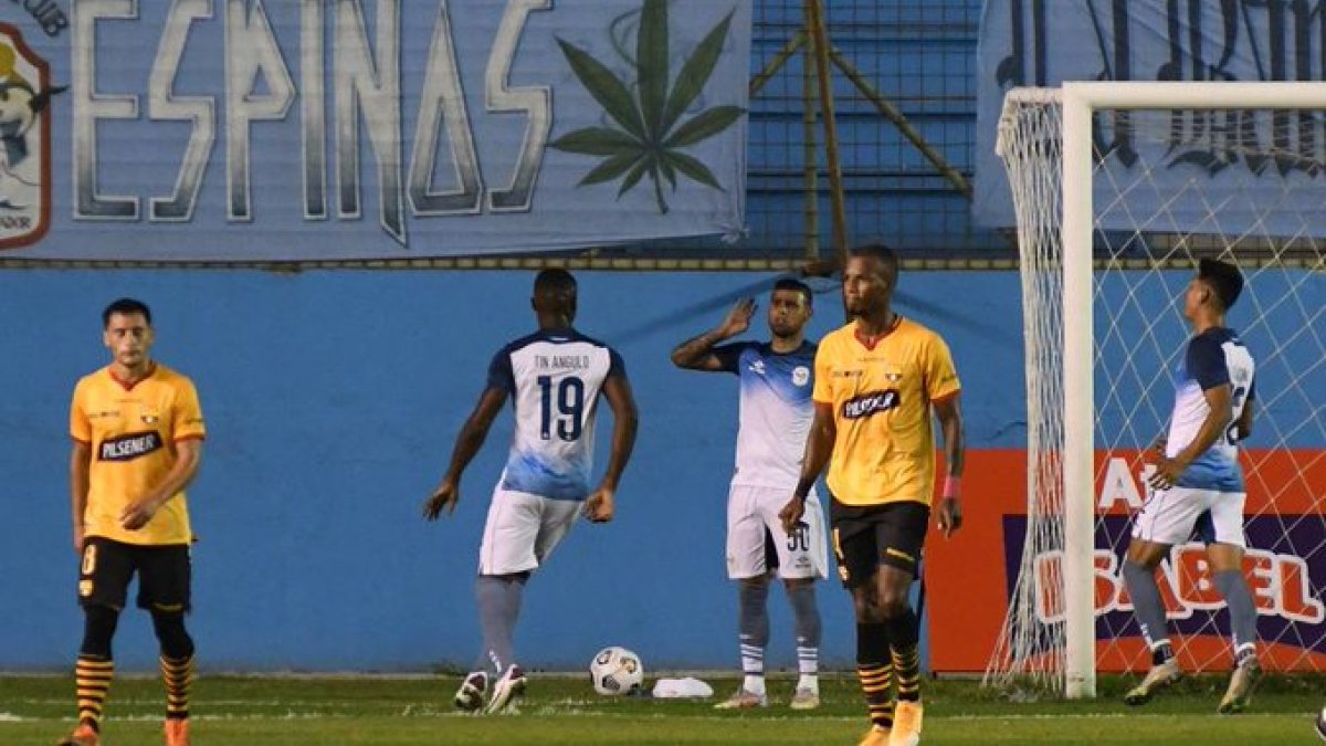 Darío Aimar (derecha) ya jugó con Barcelona y estará a disposición del cuerpo técnico para el resto de la temporada. Su lesión fue en el partido contra el Manta, en febrero.