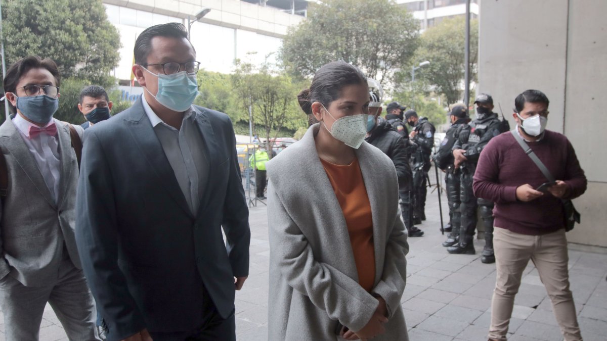 La presidenta del CPCCS, Sofía Almeida, y el consejero David Rosero presentaron el informe en la Fiscalía.