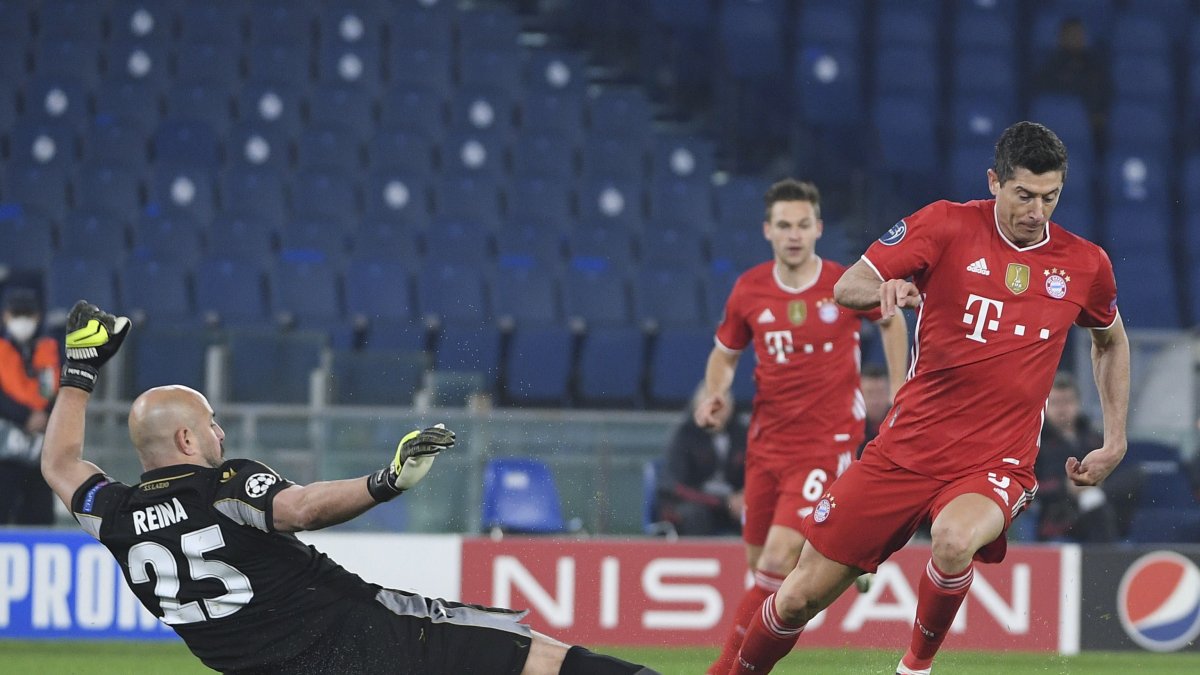 Robert Lewandowski burla la defensa del golero Pepe Reina 