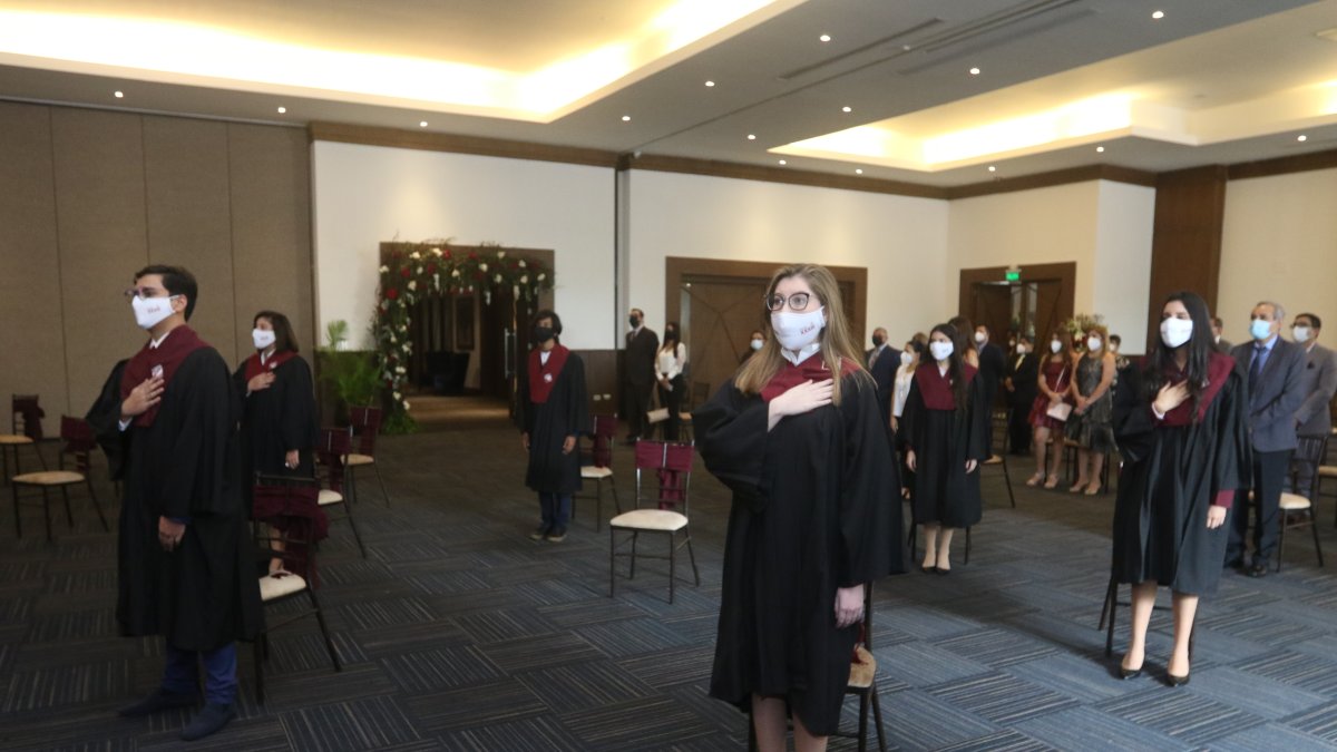 Los asientos de los bachilleres y de sus familiares mantuvieron la distancia prudente.