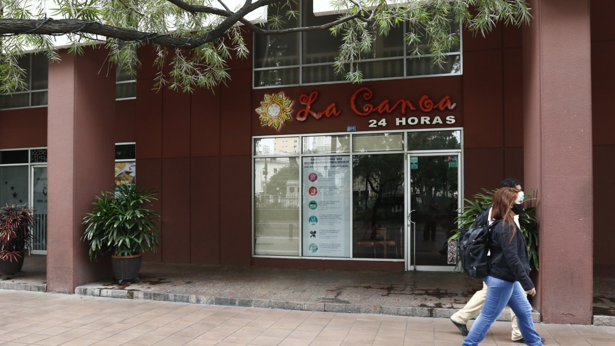 Edificio. La cafetería La Canoa, del hotel Continental, cerró las puertas el viernes pasado, por la crisis económica por la pandemia de la COVID-19.