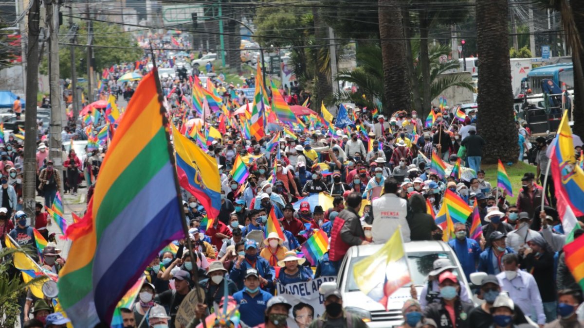 Movilización. Antes de objetar los resultados electorales, Yaku Pérez encabezó una marcha que partió desde el sur de Quito y llegó hasta el CNE.