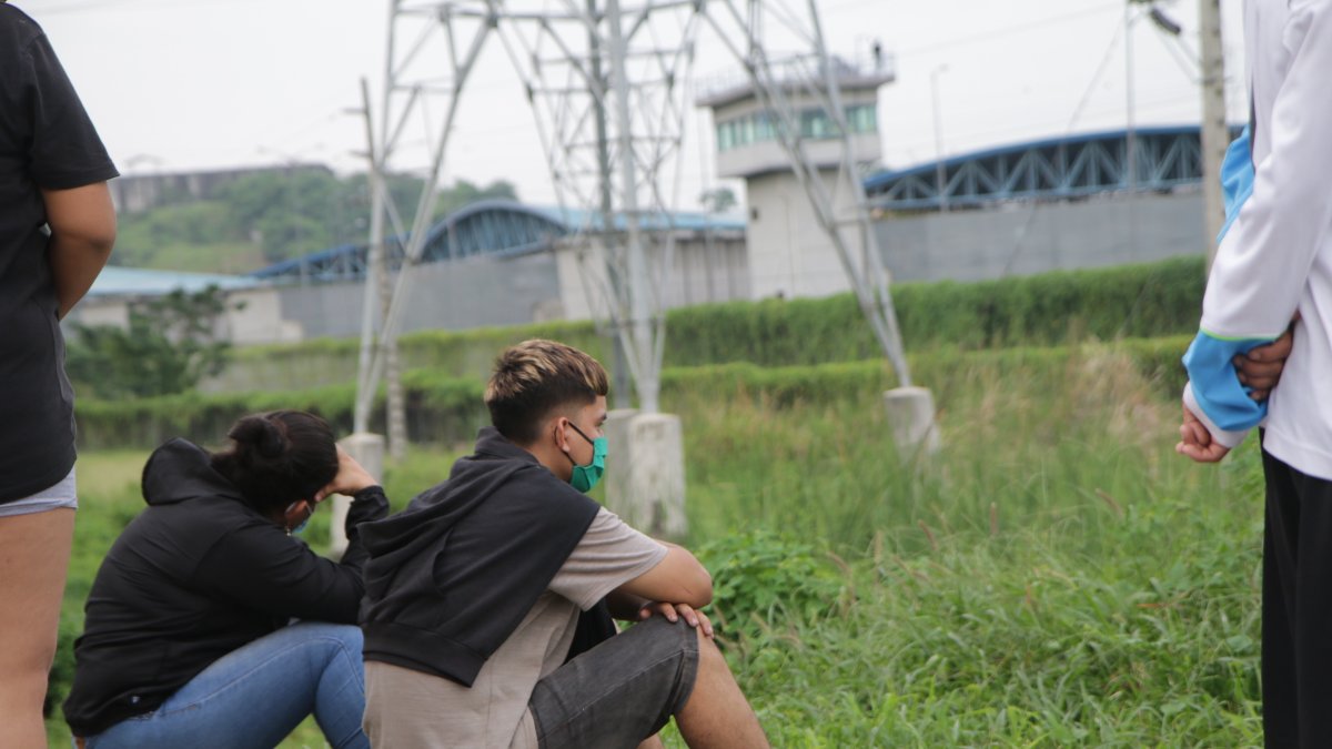 Familiares de reos a las afueras de la Penitenciaria del Litoral, en Guayaquil.