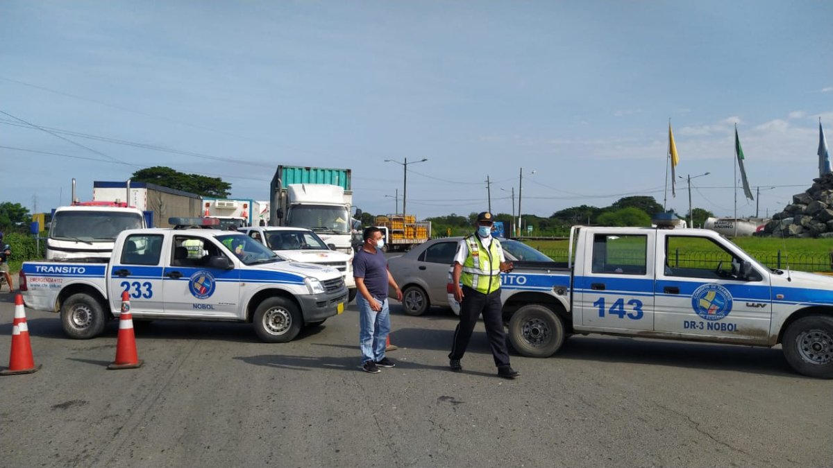 Hecho. Agentes de la Comisión de Tránsito en la vía a Daule.
