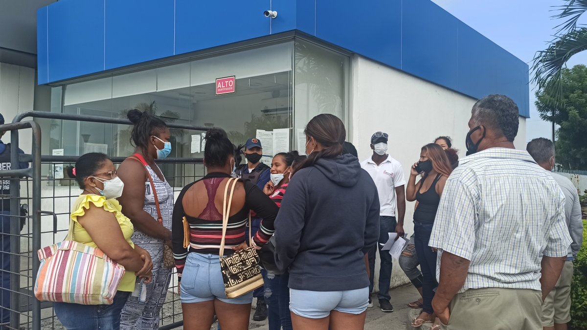 Familiares de reos esperan por información.