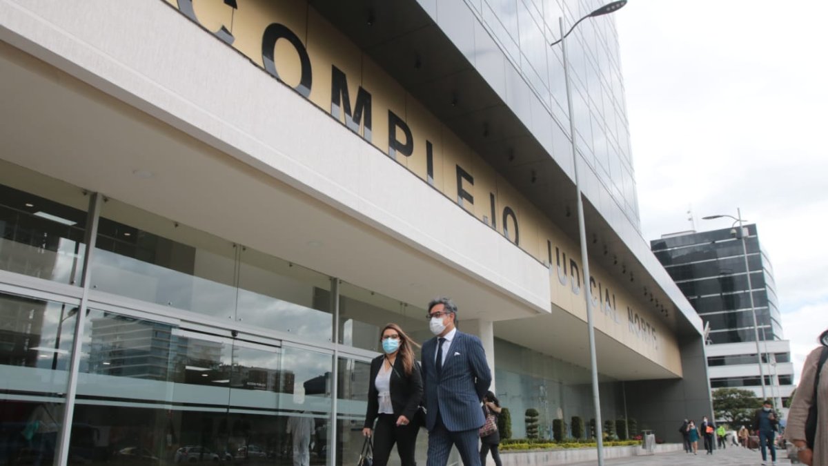 Diligencia. Paúl Ocaña llega al Complejo Judicial Norte para la audiencia preparatoria en el caso de peculado en la Epmaps.