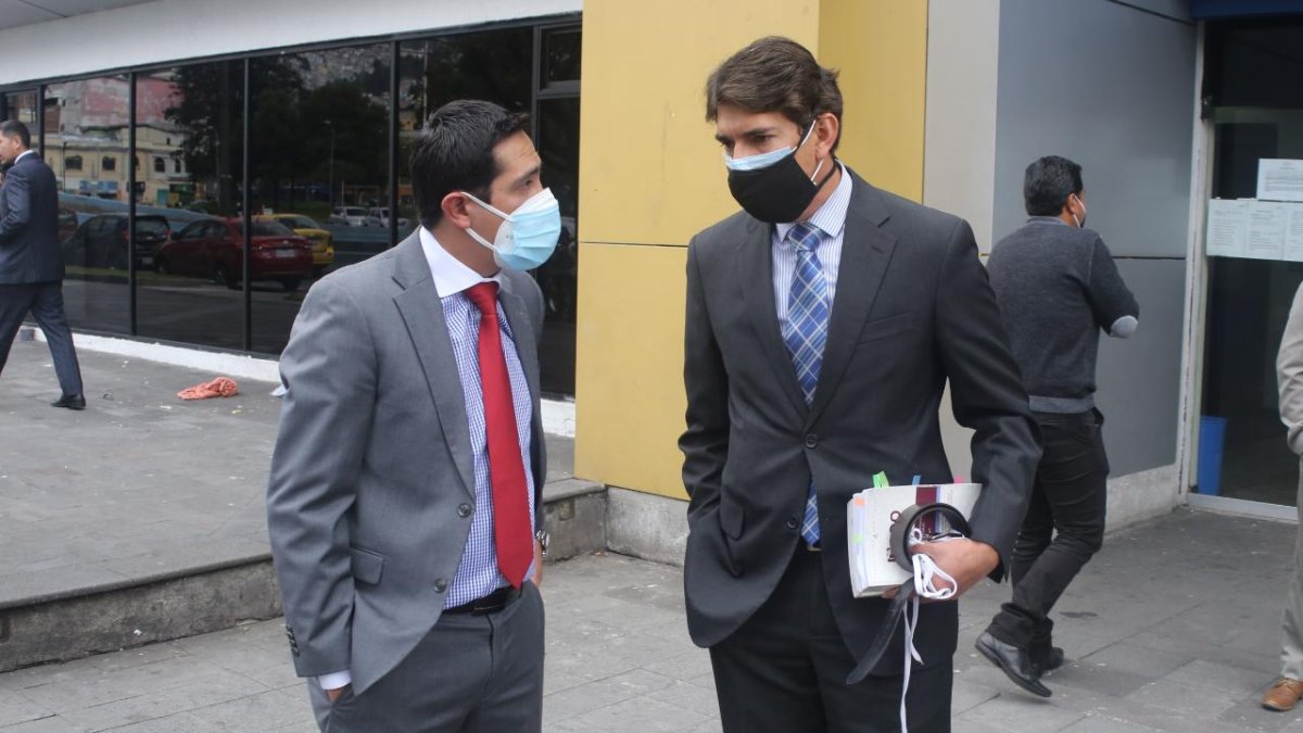 Defensa. Abogados de los detenidos en el caso de peculado en inversiones del Isspol estuvieron este jueves en Flagrancia.