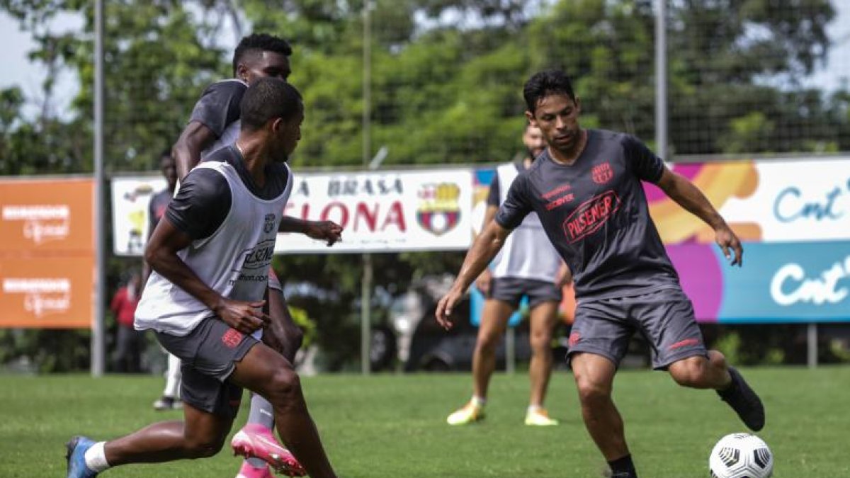 Barcelona en los entrenamientos, pensando en su duelo ante Técnico Universitario.