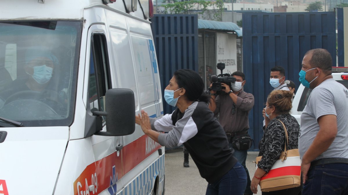 Los familiares de los detenidos viven momentos de incertidumbre en los alrededores de la cárcel.
