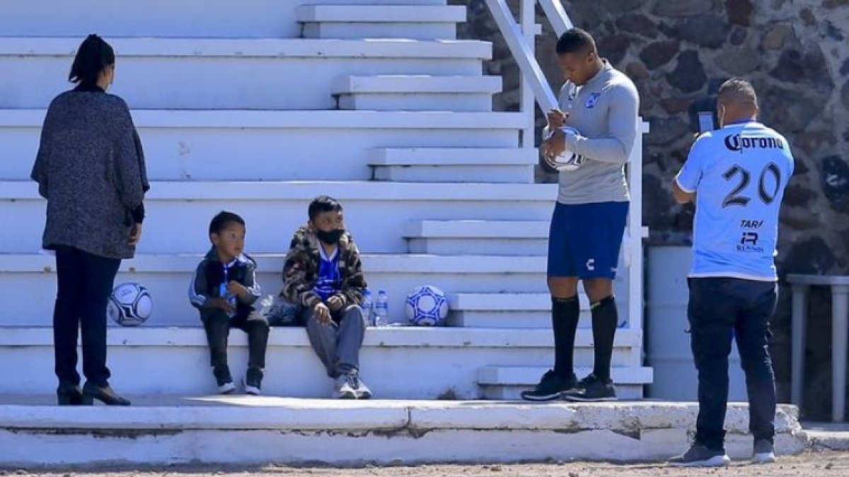 Antonio Valencia, mediocampista del Querétaro, cumplió el sueño del pequeño Kevin Cruz.