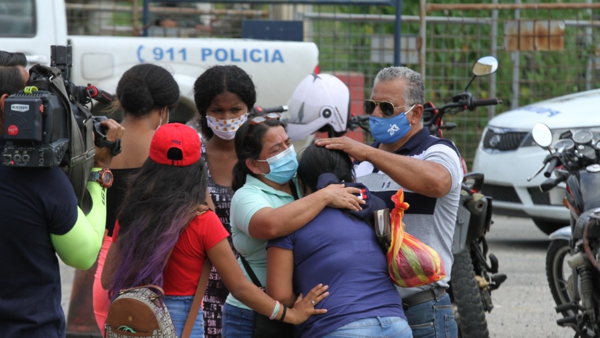 Familiares de los reos fallecidos en los amotinamientos lloran en los exteriores de las cárceles.