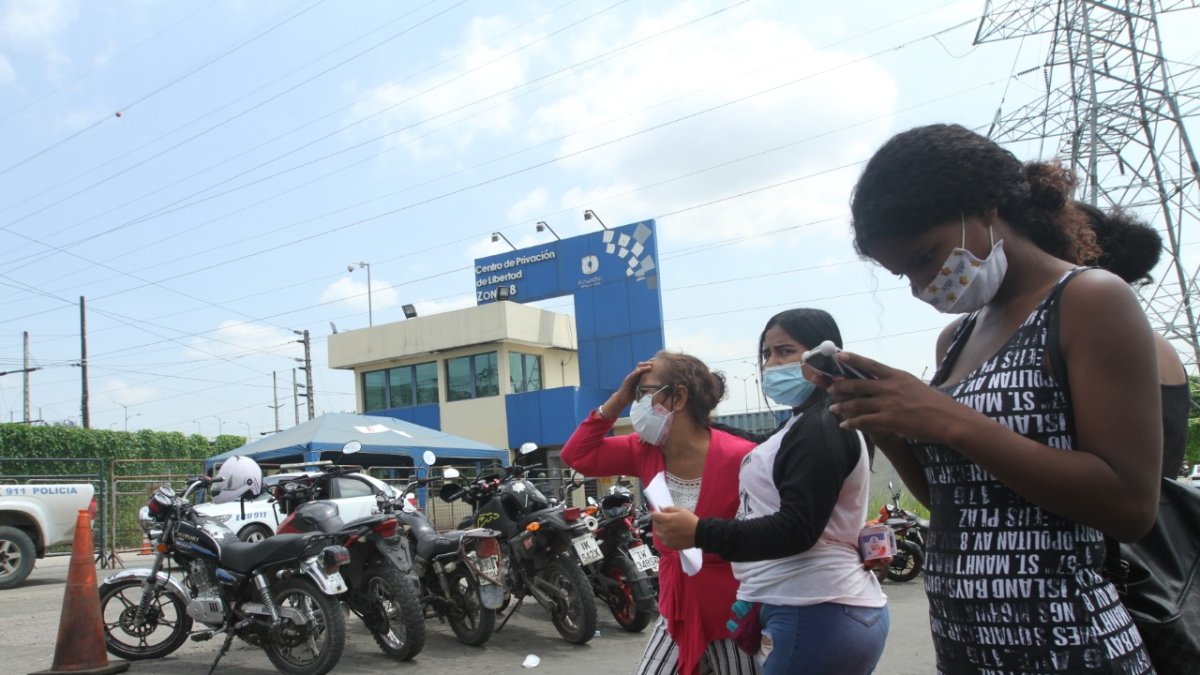 Los familiares de los reos llegaron a la cárcel de Guayaquil para tener información de sus parientes.