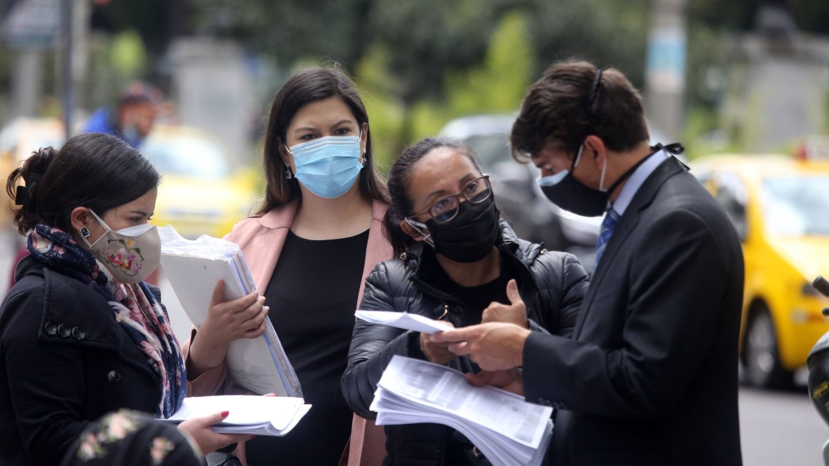 Uno de los abogados de los procesados en lo exteriores de la Fiscalìa.