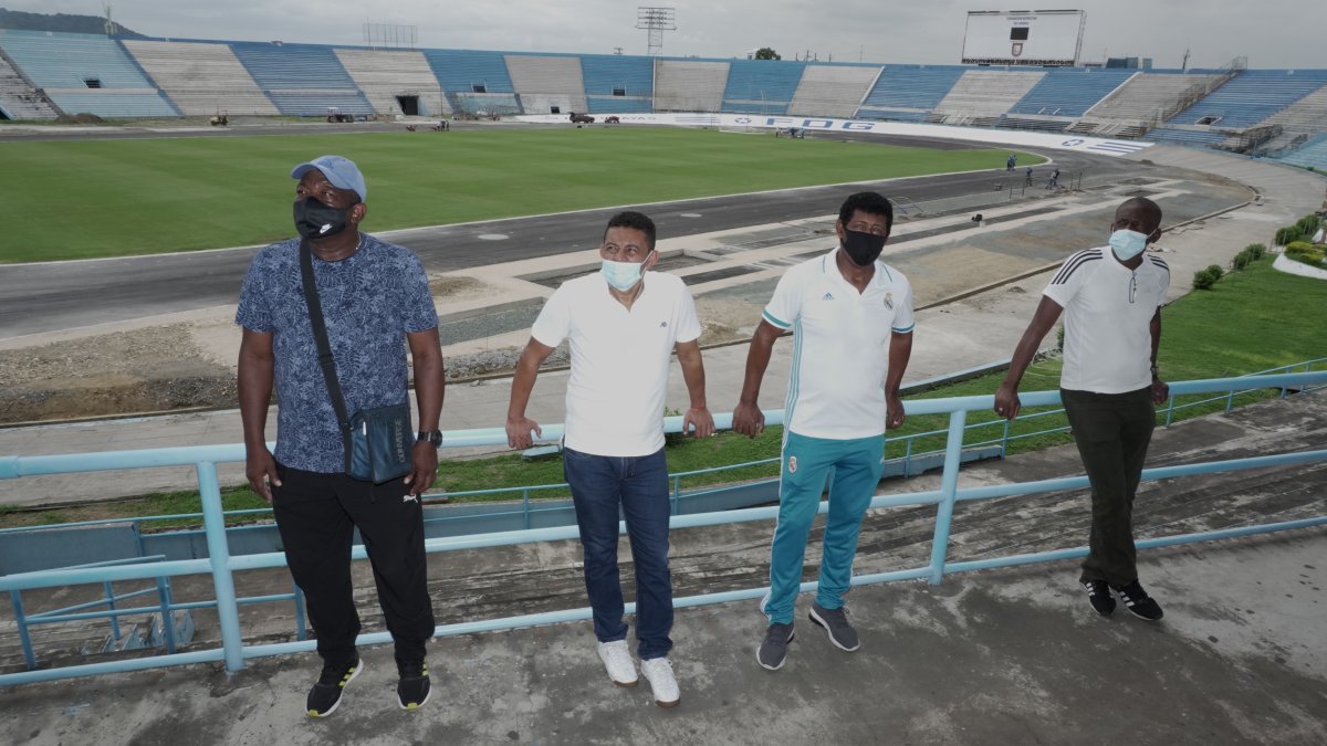 Cristóbal Nazareno (i), Jhonn y Proaño, Stony Batioja y Carlos Barret Bone recordaron las jornadas vividas en el estadio Modelo Alberto Spencer, que volverá a acoger partidos del campeonato nacional.