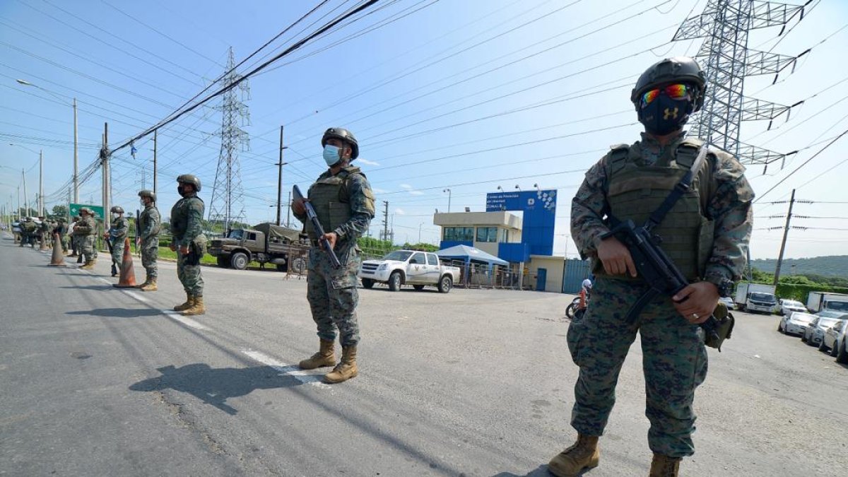 Elementos militares custodiaban ayer los exteriores del centro carcelario de Guayaquil.