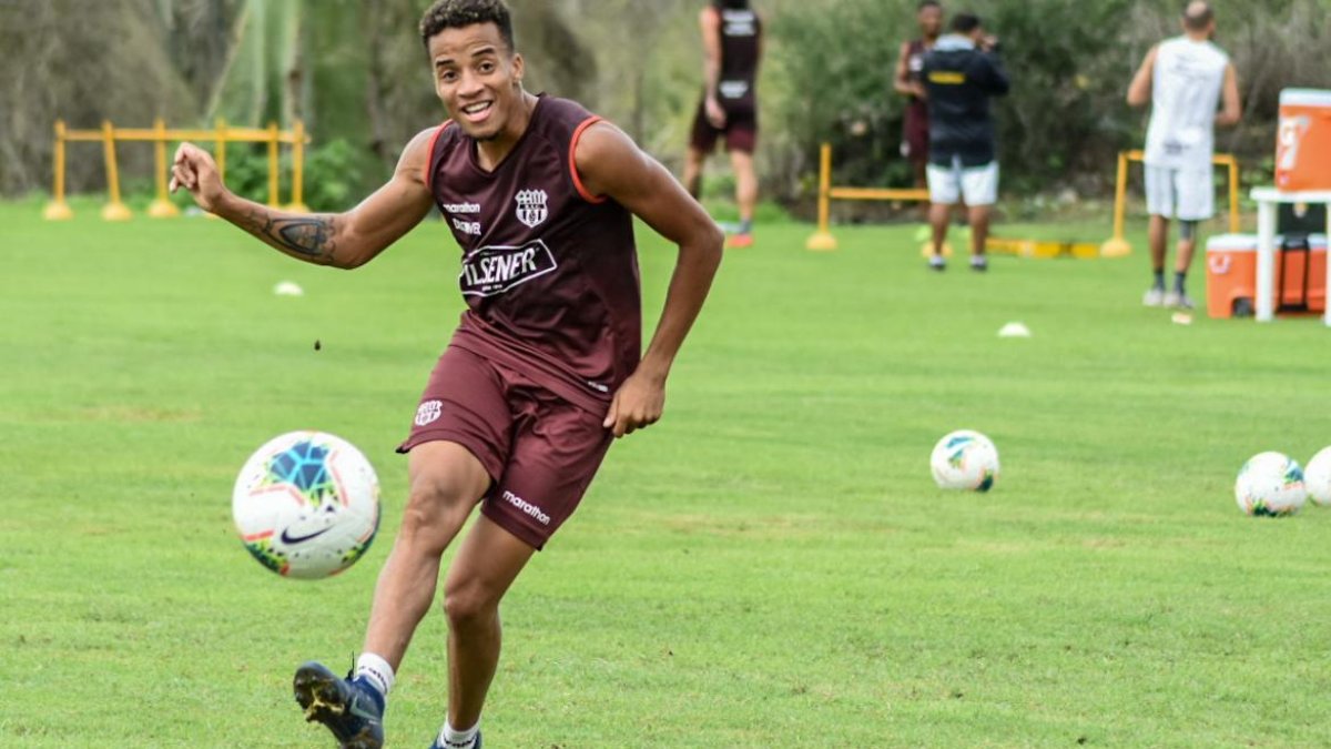 Byron Castillo durante uno de los entrenamientos con Barcelona.